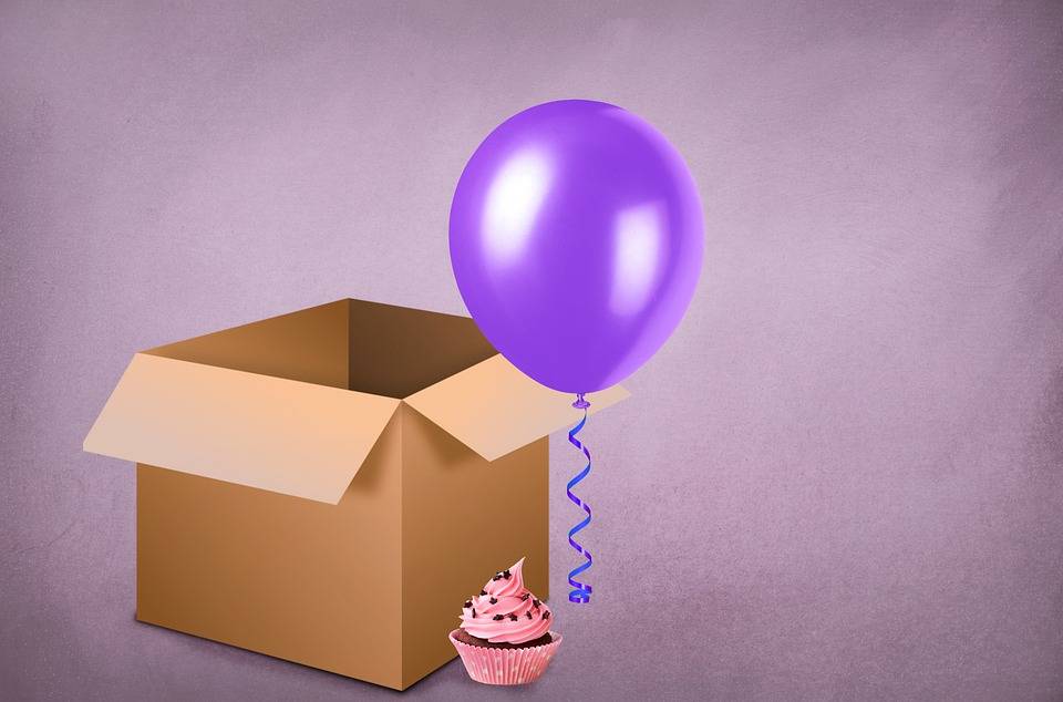 prazna škatla z vijoličnim rojstnodnevnim balonom