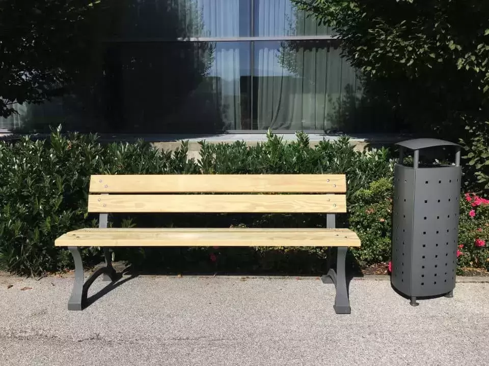 Ulično pohištvo - klopi in koši za smeti