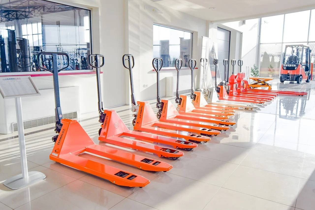 oranžni transportni vozički