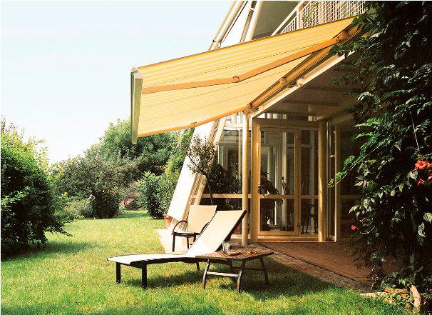 tenda, ki ležalniku na vrtu nudi senco