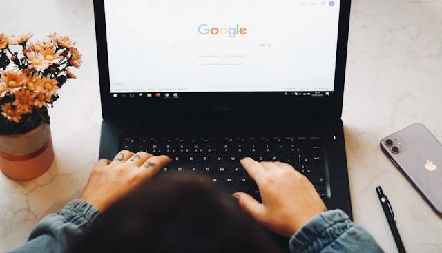 računalniški zaslon, ki prikazuje Google domačo stran