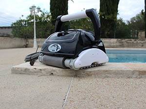 robotski sesalec kot del bazenske opreme