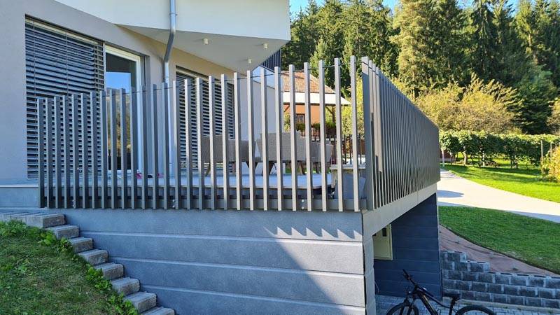 Kovinske ograje za balkon in teraso