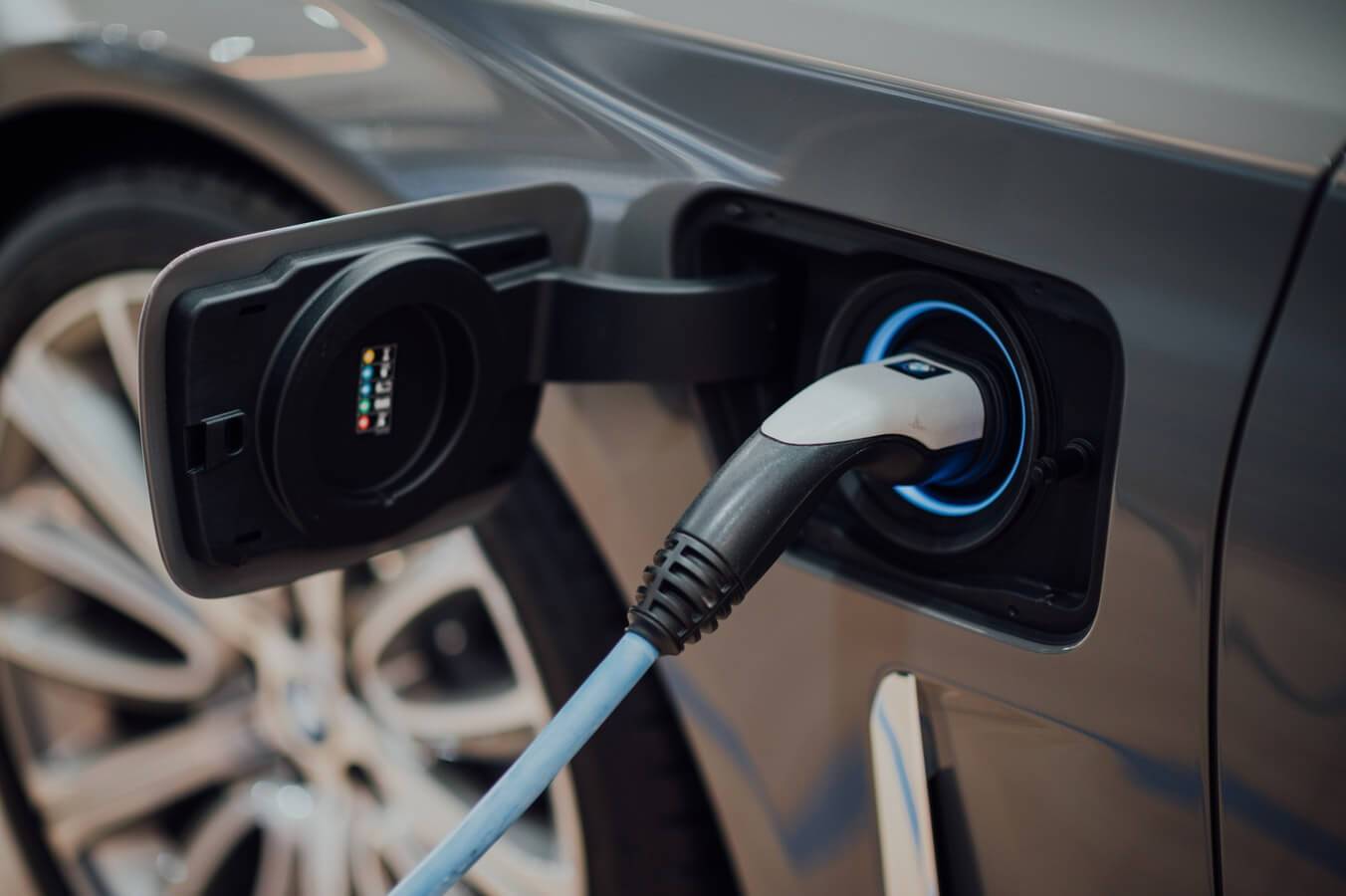 Domače in javne električne polnilnice