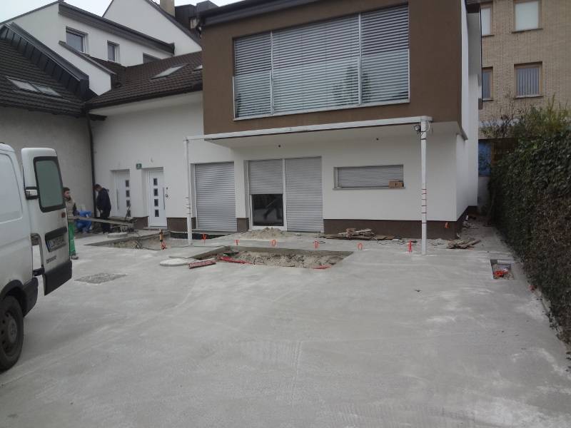polaganje-betonskih-plošč-pred-hišo