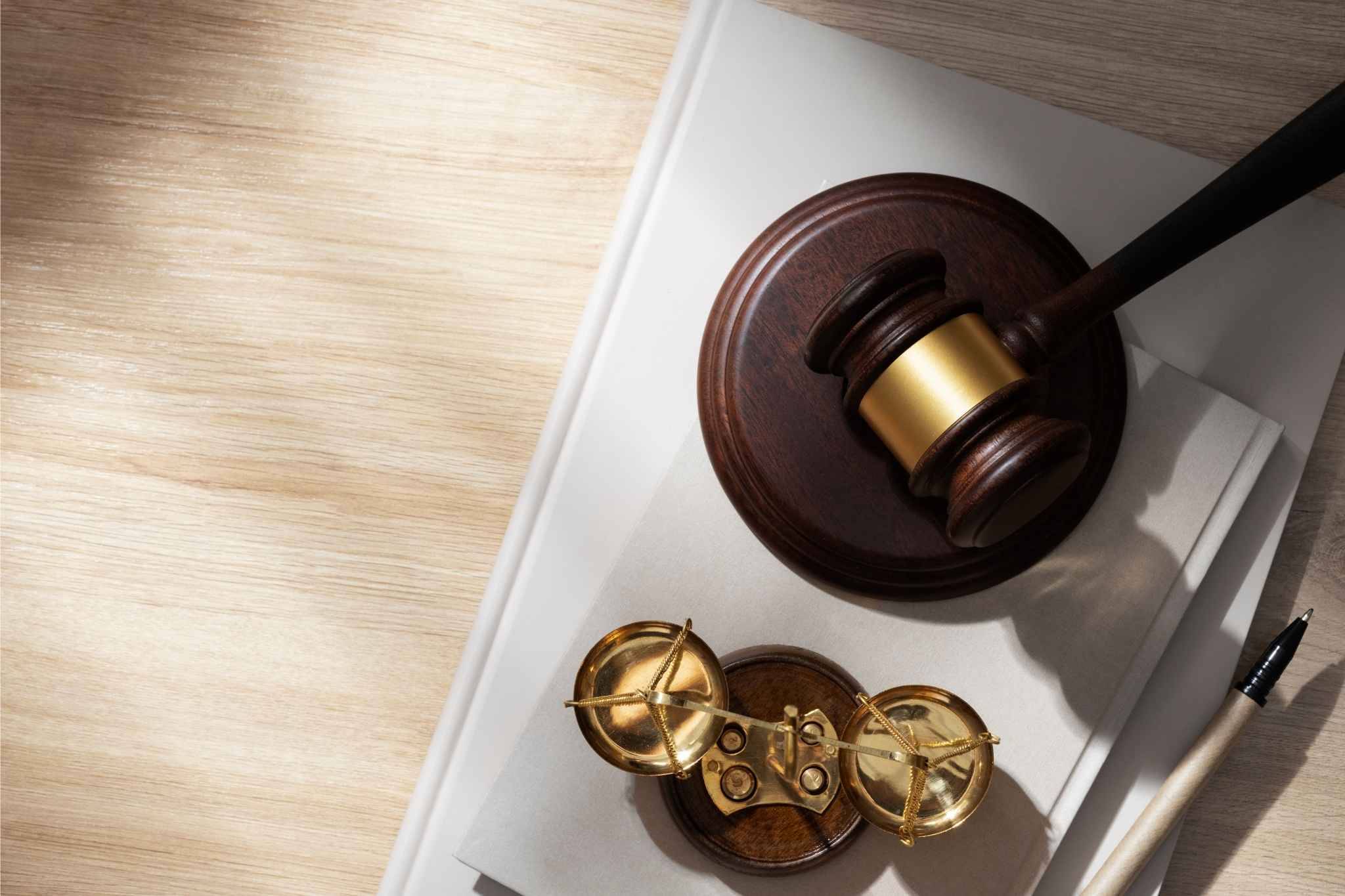 miza v odvetniški pisarni s kladivom in tehtnico za pomoč pri e-sodstvo prijava