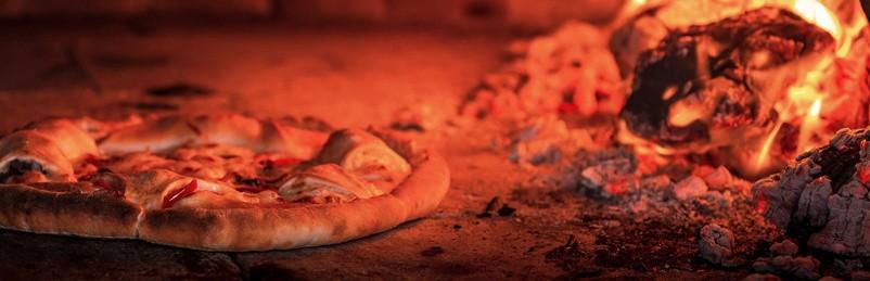 Pizza pečenje v krušni peči