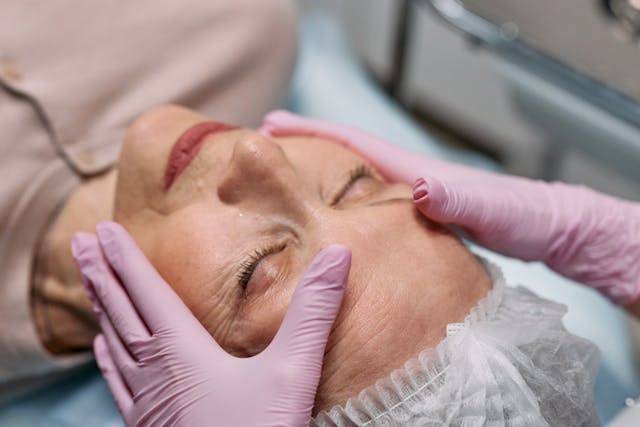 starejša gospa, ki se je prepustila anti age negi obraza