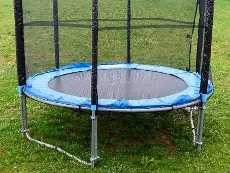 Kakovostni trampolin z močno mrežo in obrobo
