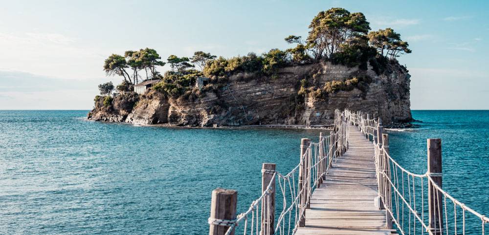 Grški otoček ob zalivu in plažah Lagans