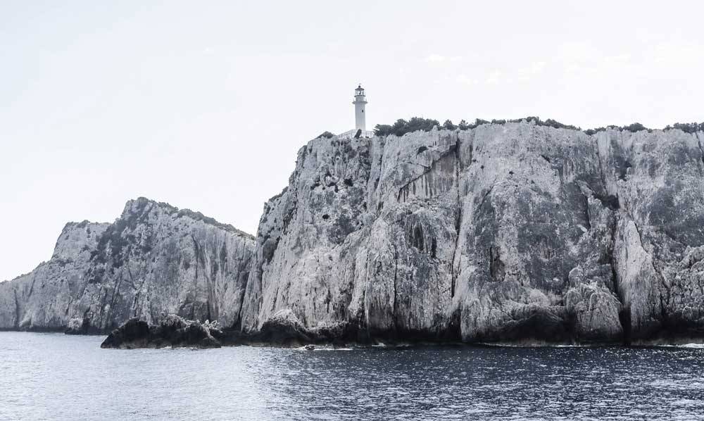 Otok Lefkas ang. Lefkada in legedna o rtu s svetilnikom