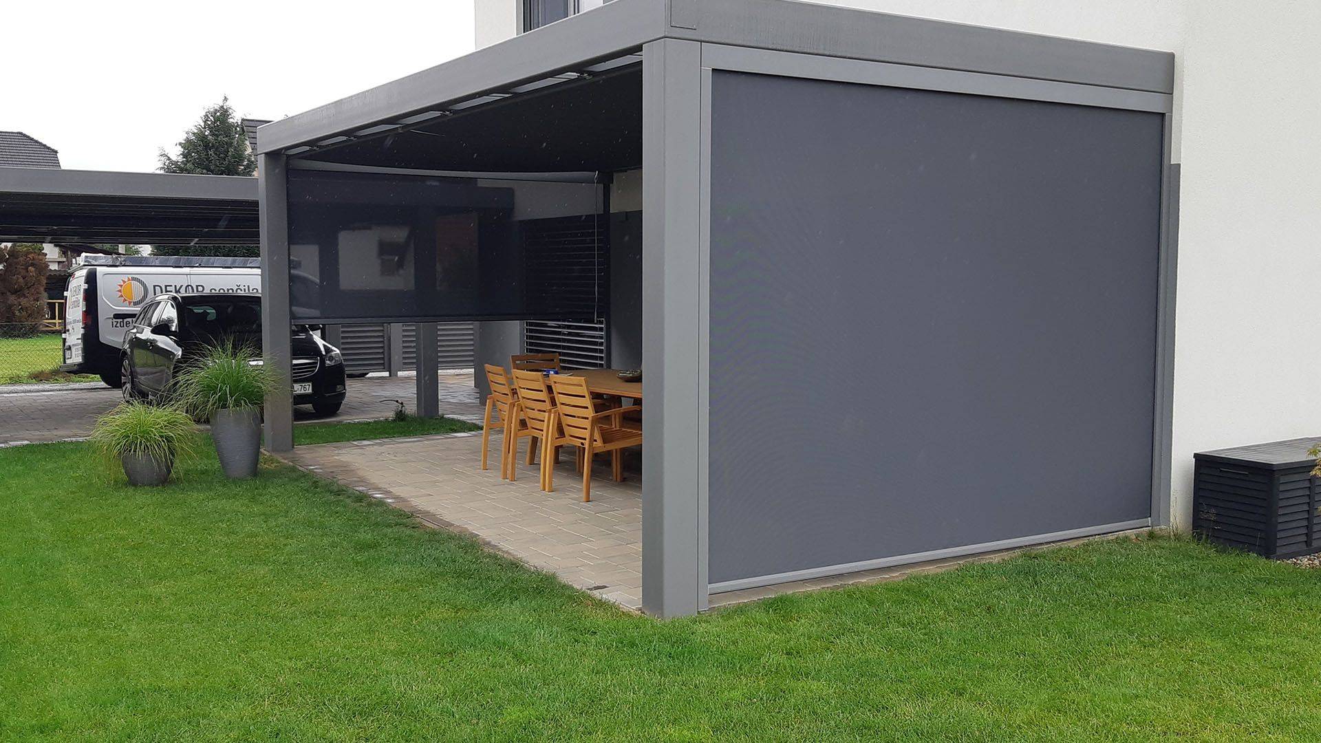 kovinska pergola z roloji