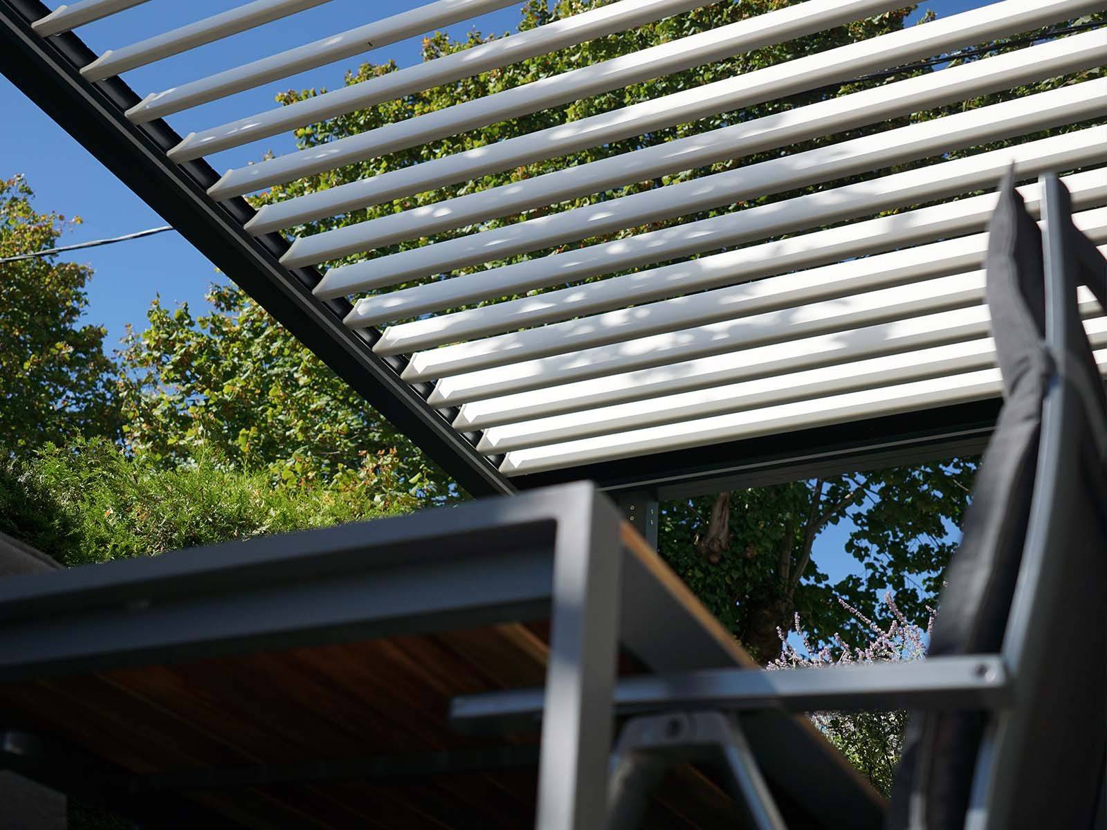 bioklimatska lamelna pergola iz aluminija