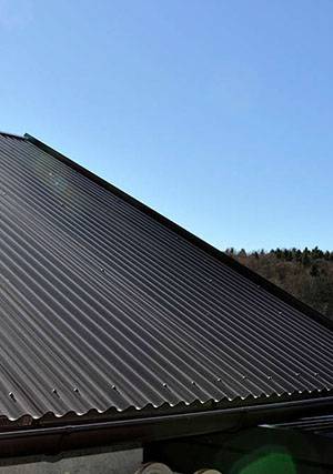 pločevinasta kritina črne barve za streho