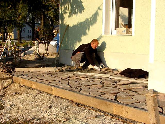 Polaganje pohodnih plošč