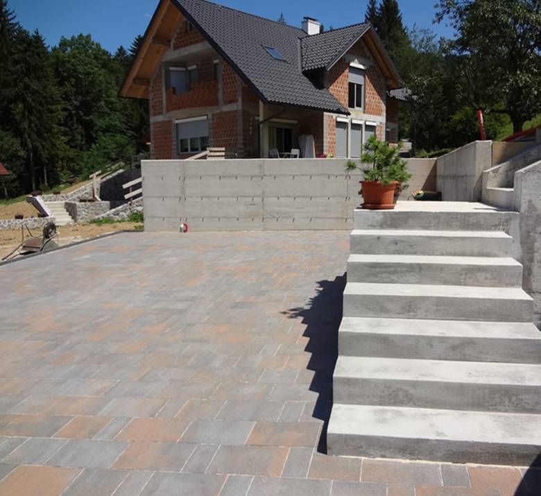 polaganje tlakovcev pred hiđo