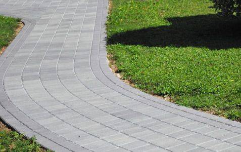 tlakovanje ravnine z betonskimi tlakovci