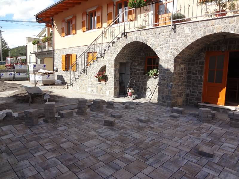 polaganje tlakovcev