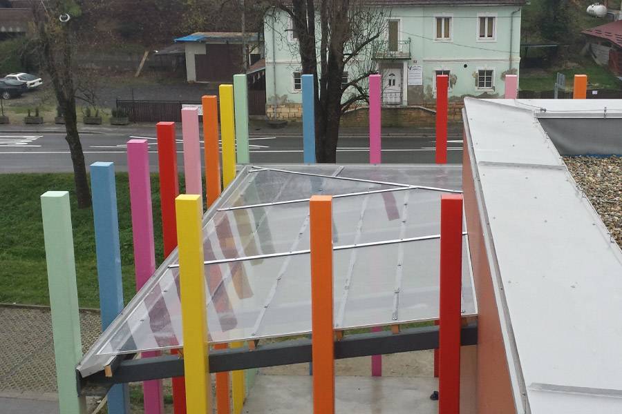 Polikarbonatni nadstrešek izvrstno prepušča svetlobo