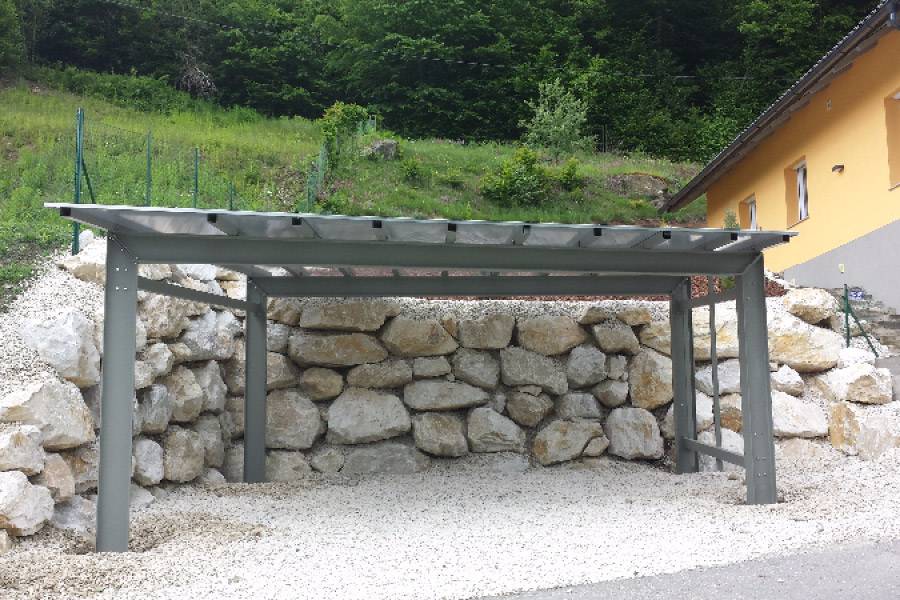 Polikarbonatni nadstrešek s kovinsko konstrukcijo