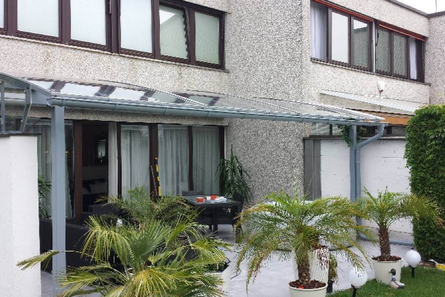 Nadstrešek za vrata