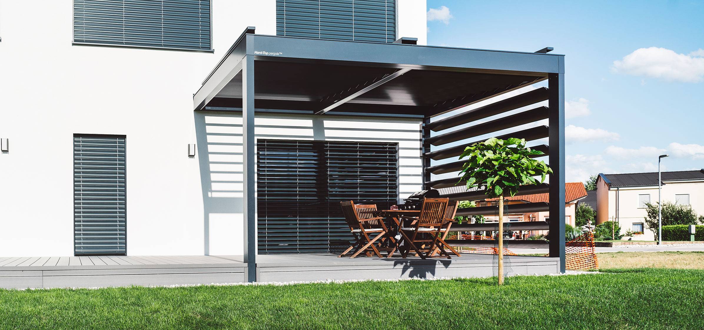 zaščitna pergola s stranskimi lamelami