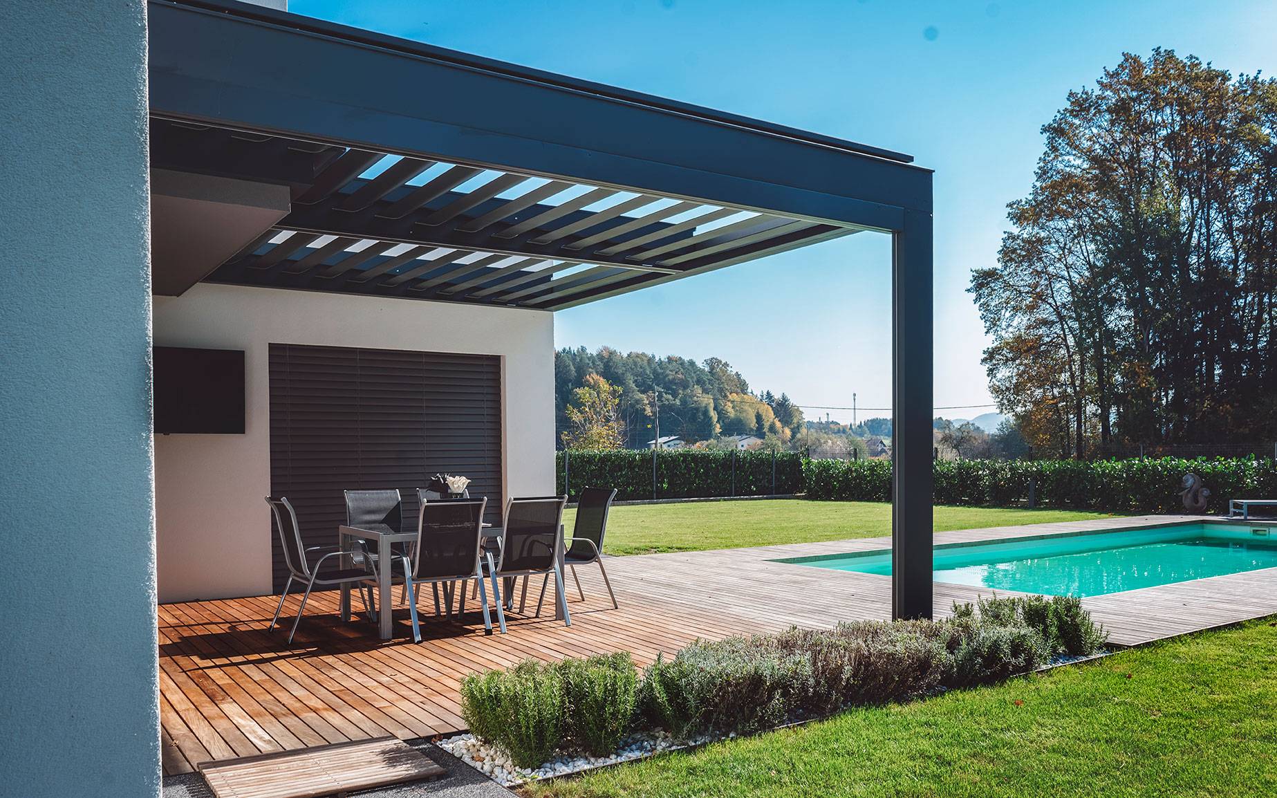 bioklimatska pergola na terasi v soncu