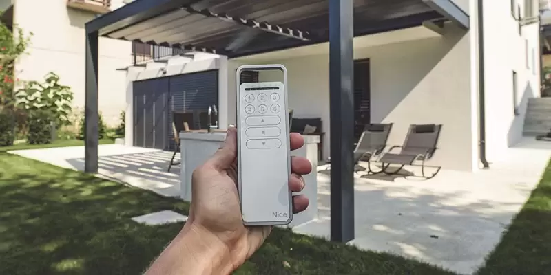 bioklimatska pergola z aluminijastimi lamelami