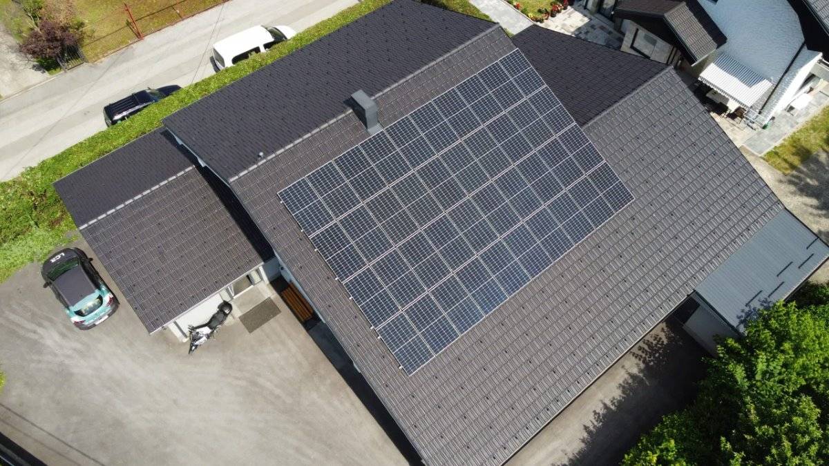 Sončna elektrarna s hranilnikom