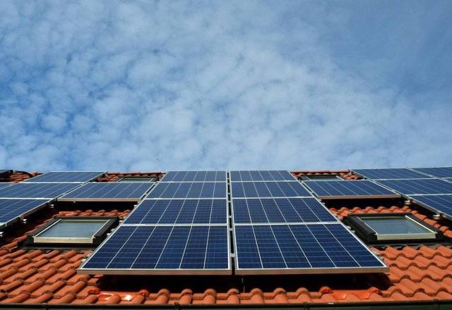 Sončna elektrarna s hranilnikom